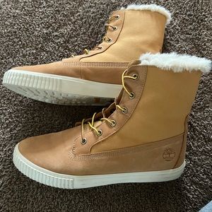 EUC Timberline woman’s Sz 10. High top leather bootie.